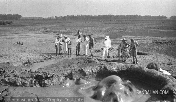 Anggota klub sejarah alam (natuurhistorische vereniging) sedang melihat air yang menyembul dari dalam tanah